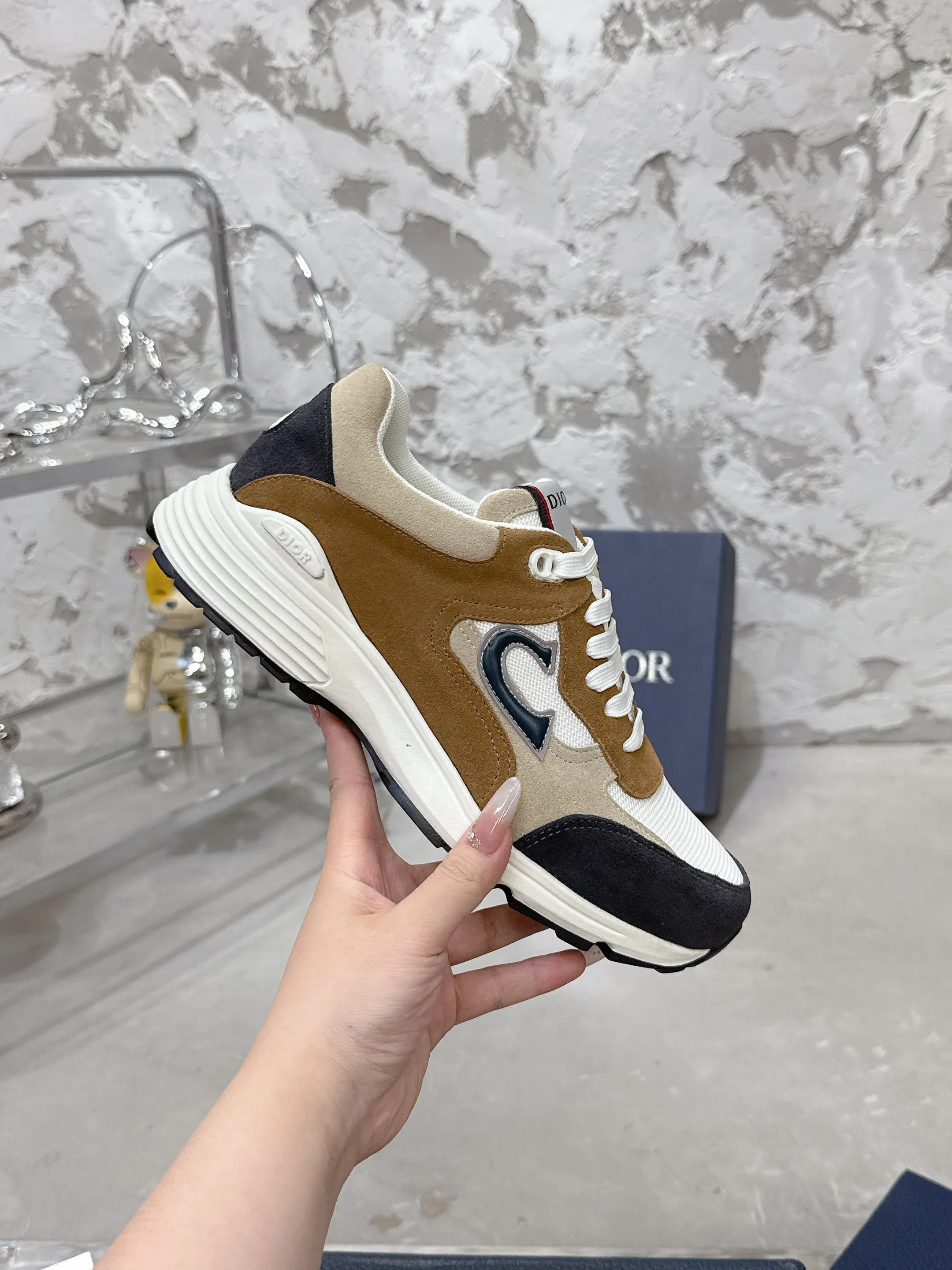 👟👟Ex-factory price 540👟👟 Dior Dior’s latest color matching B30 series dad sneakers. Original version 18,000💰 purchased for development and production. Brand new B30 sneakers. Dad Shoes style shoes that follow the trend of the retro market. The Dior logo on the tongue also indicates that this pair of shoes is the B30 model! B30 uses fine-textured leather and mesh cloth materials to form a shoe body. There are conspicuous letters CD on both sides of the shoe body to indicate identity. Many lines on the shoe body outline details to make the shoes look less monotonous and full of retro flavor. The delivery counter is exquisitely packaged🛍📦 ▪️Fabric: Original customized technical fabric + mesh ▪️Inner lining: Customized breathable lining ▪️Outsole: Original molded IP foam + TPU outsole ▪️Sole thickness: 3.5CM ▪️Size: Men’s size 39-45